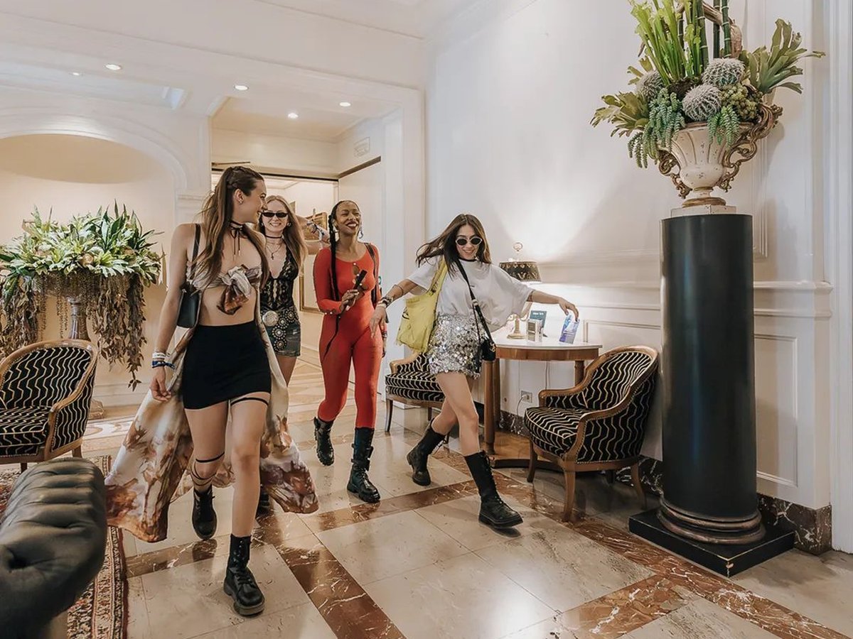 Un grupo de asistentes cruzando el lobby del hotel